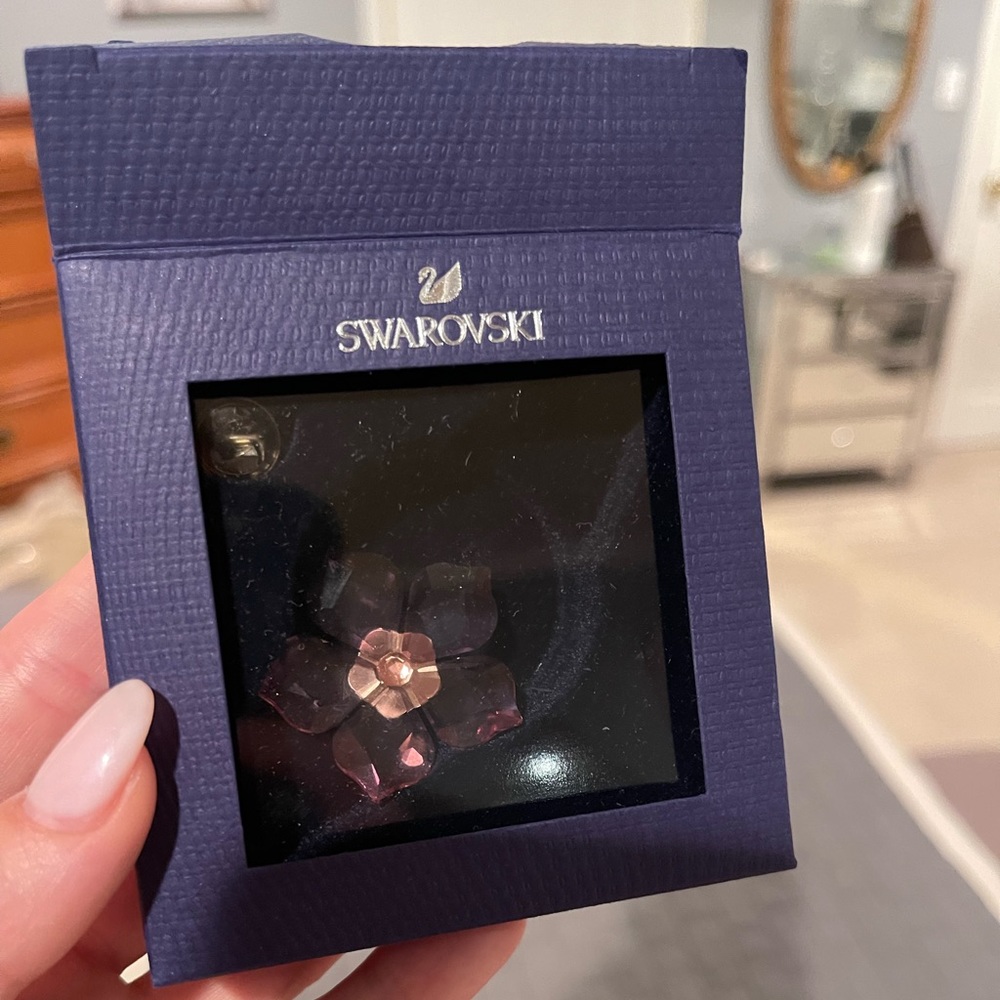 SWAROVSKI PIN! Never worn. Great condition